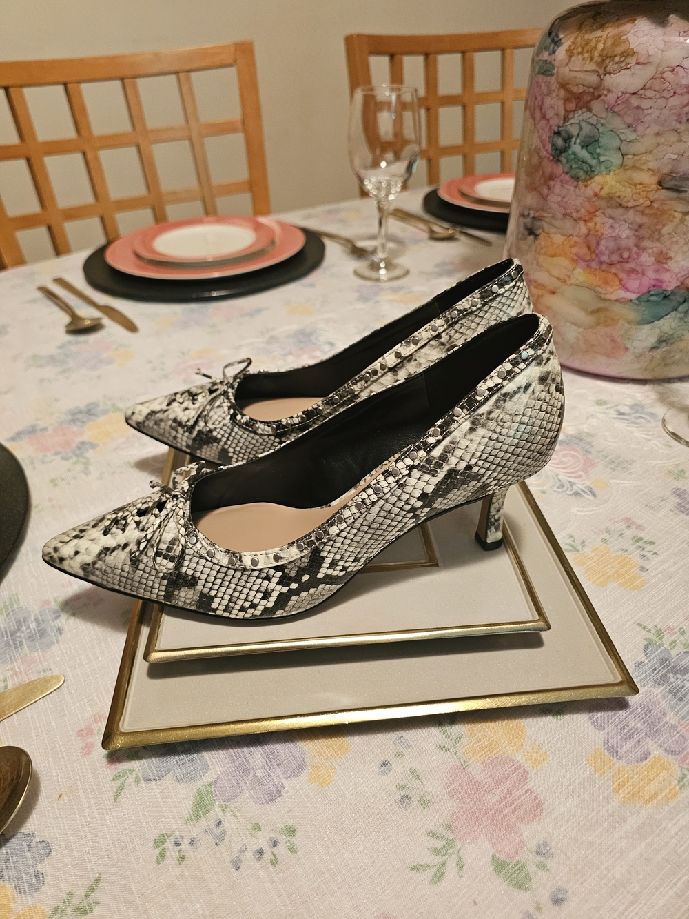 Women’s Snake-Print Pointed Toe Pumps in Black & White. 8.5 W. Open To Offer - Picture 3 of 5